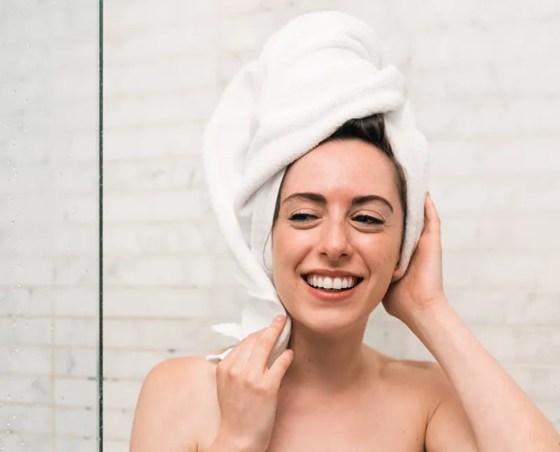 Mujer saliendo del baño