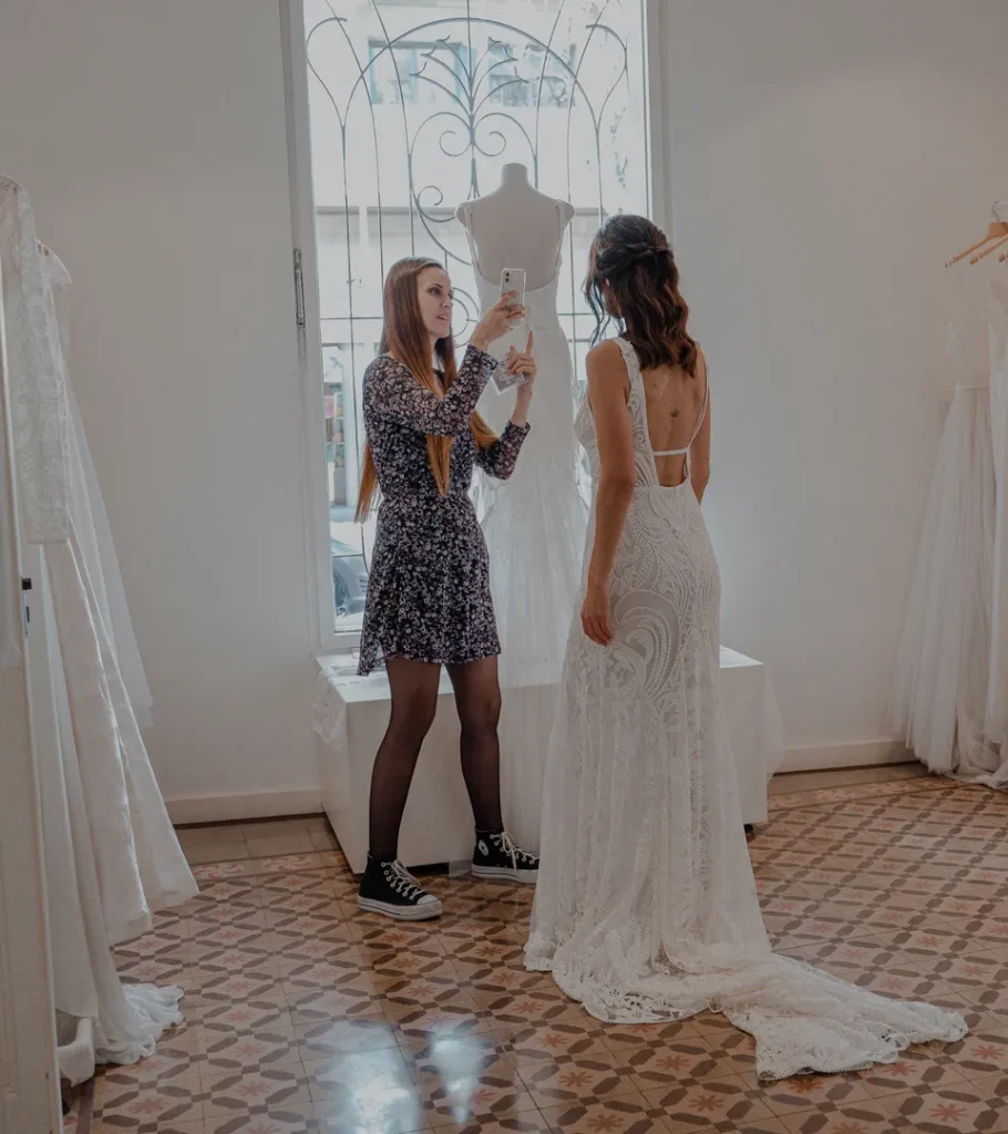 Sofía sacando una foto a una novia